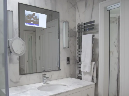 19 Bathroom Mirror TV with Bevelled Edge HR - TV on